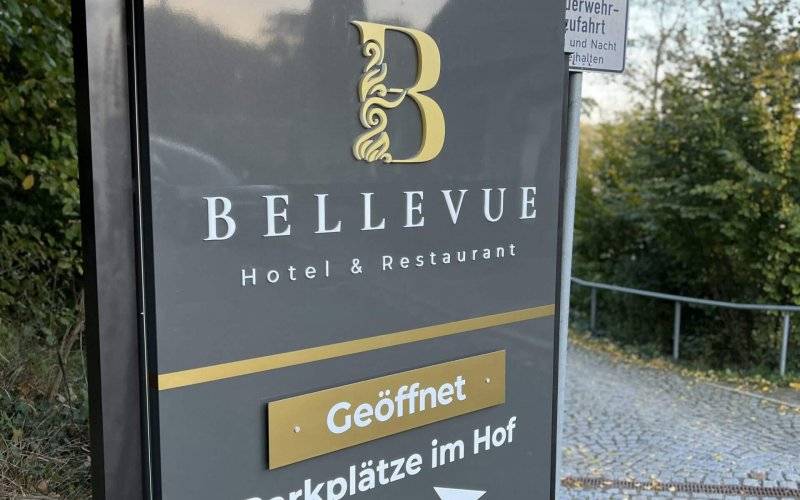 Pylon Zufahrt Bellevue Hotel DWP Digitale Werbeproduktion